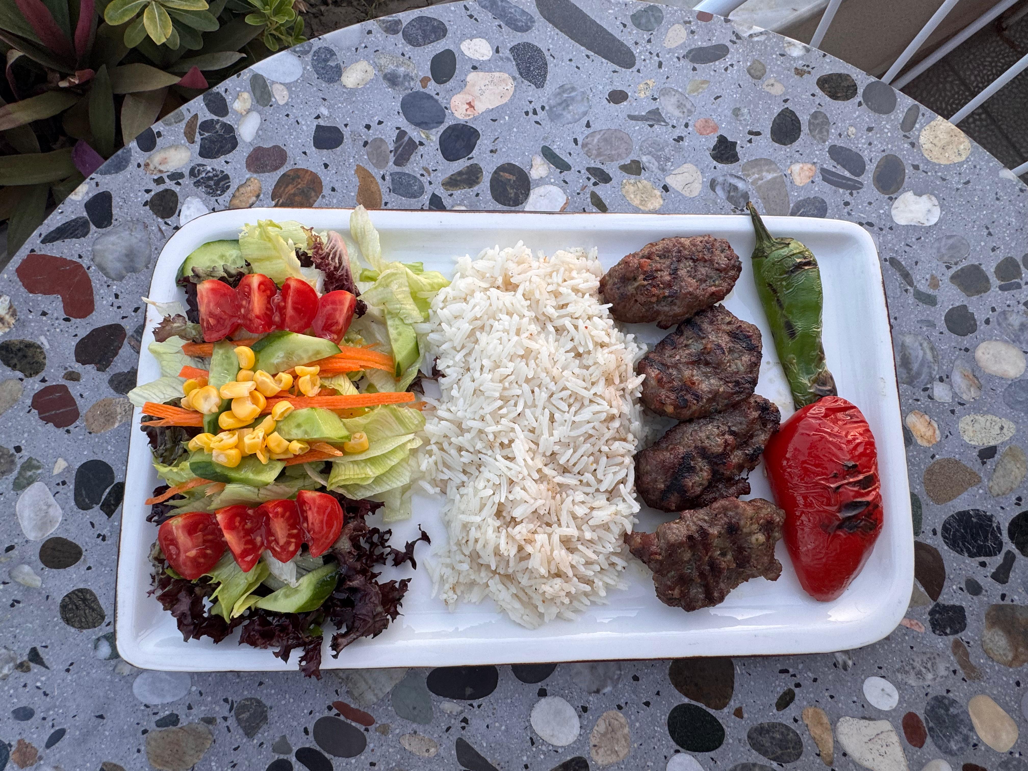 Geleneksel Köfte Tabağı